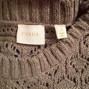 NWOT Cyrus Forest Green Crochet Sleeveless Top/Vest. Sz Small. Very soft!